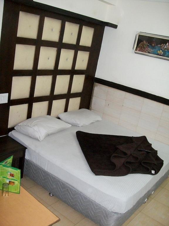 Hotel Milan Continental Delhi  Oda fotoğraf