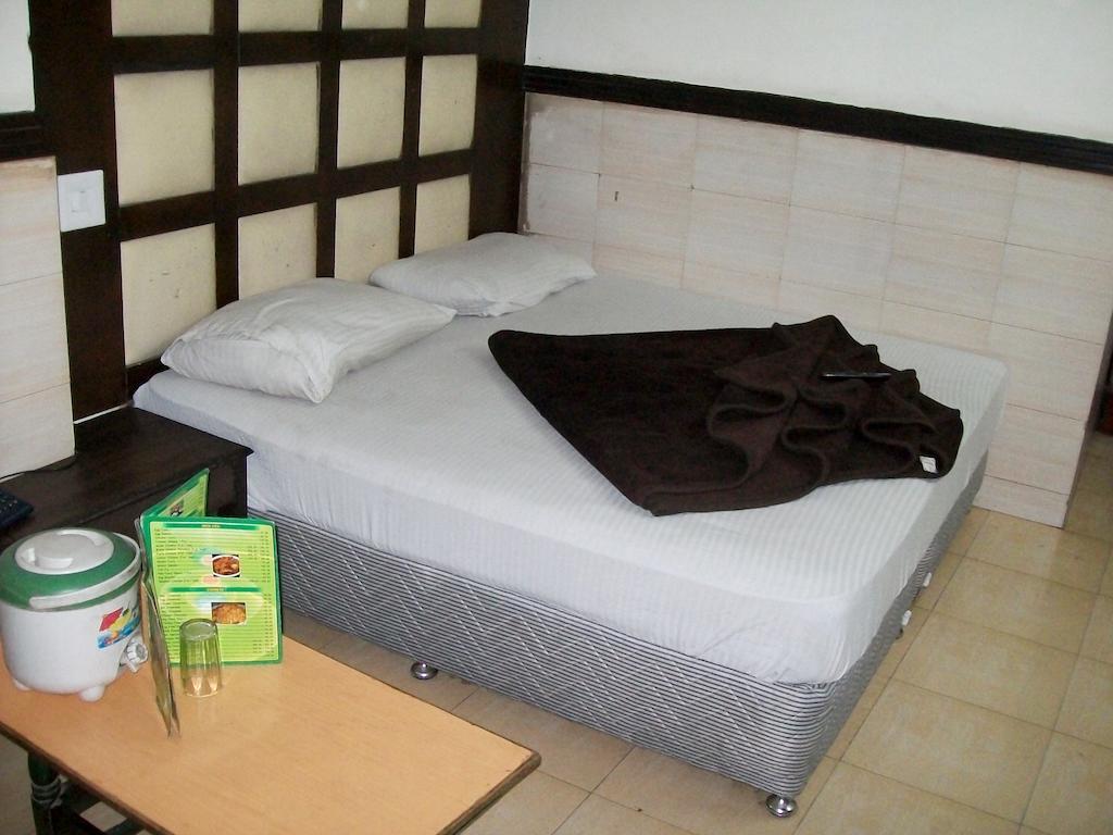 Hotel Milan Continental Delhi  Oda fotoğraf