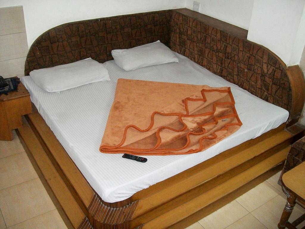 Hotel Milan Continental Delhi  Oda fotoğraf